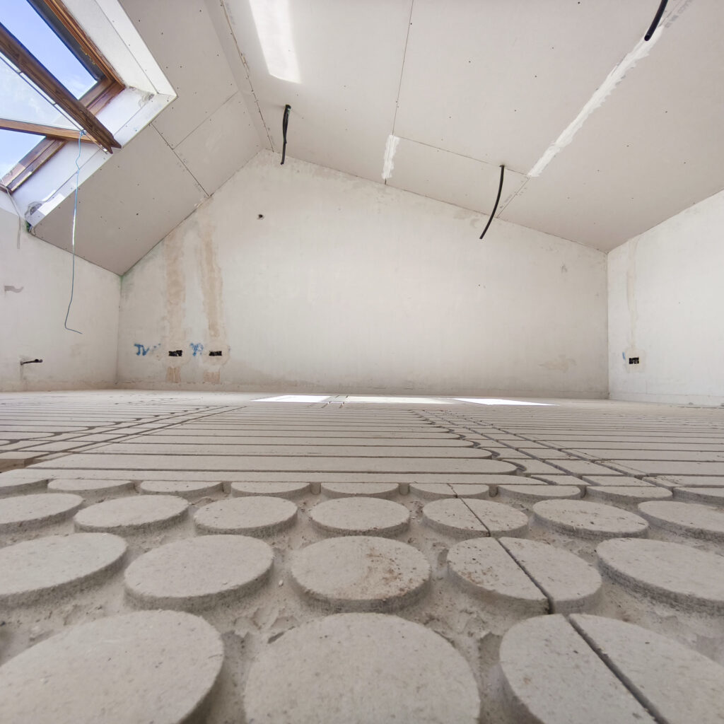 Instalación de suelo radiante en bajo cubierta